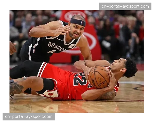 特写：克里斯-保罗指导队内年轻控卫，拆解录像分析“Horns”战术变化